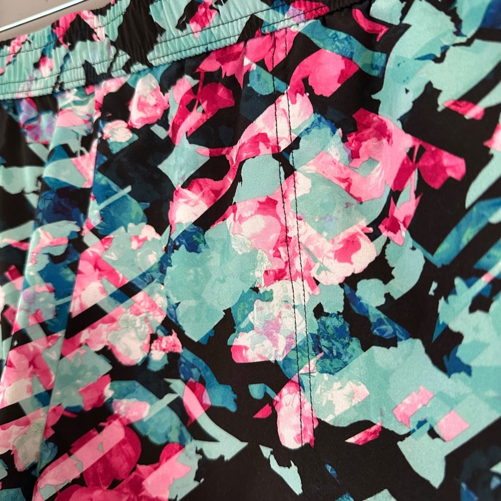 Fabletics Eloise Side Zip Pocket Unlined Athletic Shorts | Geometric Floral - Picture 4 of 12